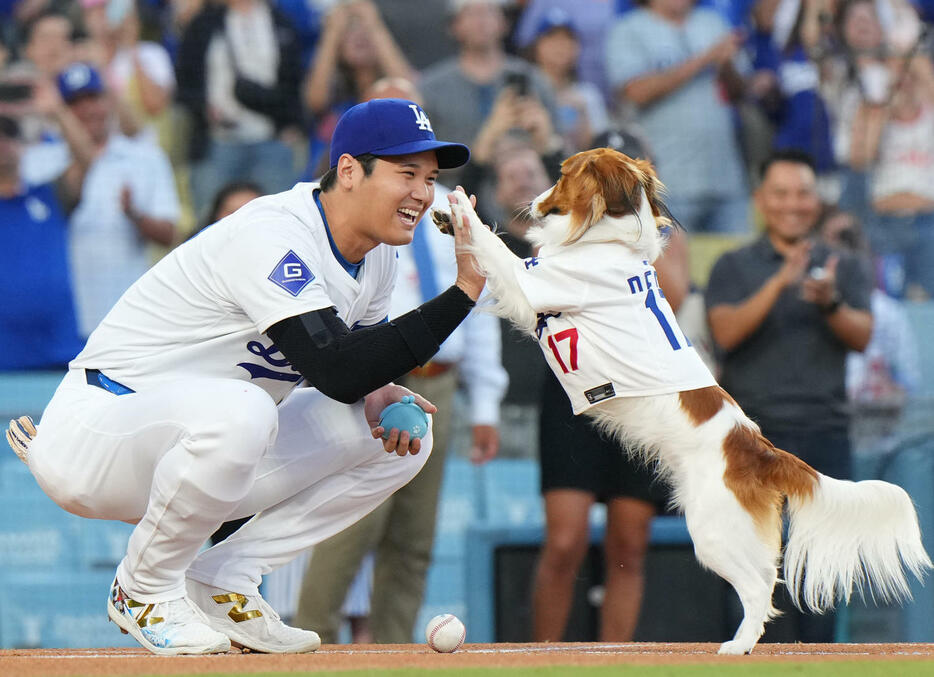 大谷翔平と愛犬のデコピン（2024年撮影）