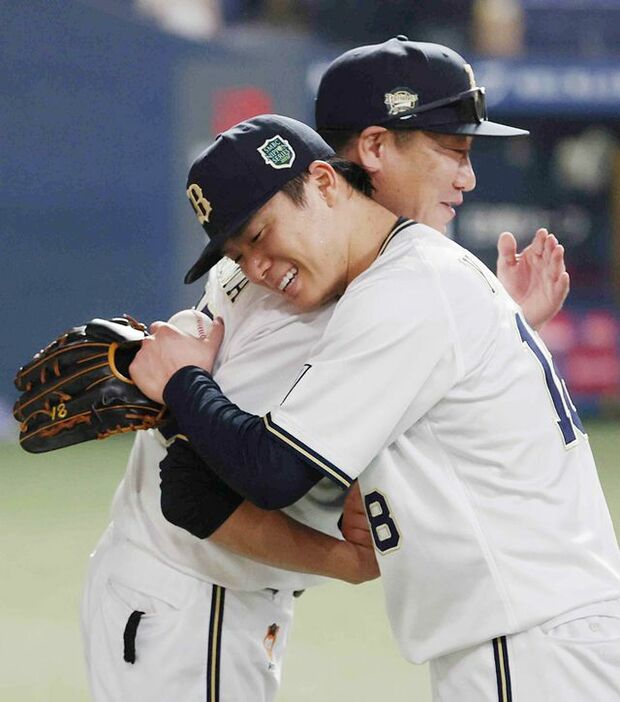 2023年・日本シリーズ第6戦に完封勝利し抱き合う中嶋聡前監督と山本由伸投手【写真：時事】