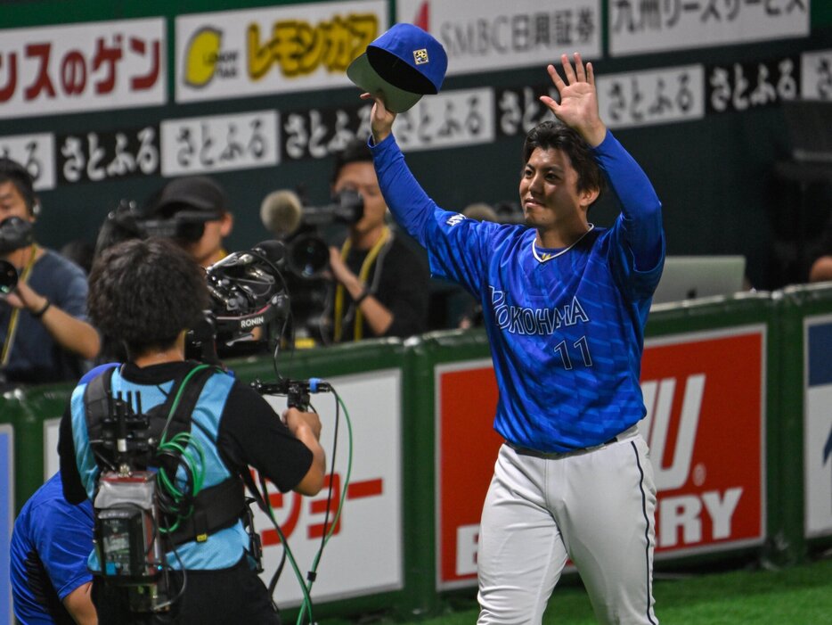 日本シリーズ第3戦、7回1失点の好投で勝利投手となったDeNA東克樹。投球中のソフトバンクファンの妨害行為について抗議した photograph by Nanae Suzuki