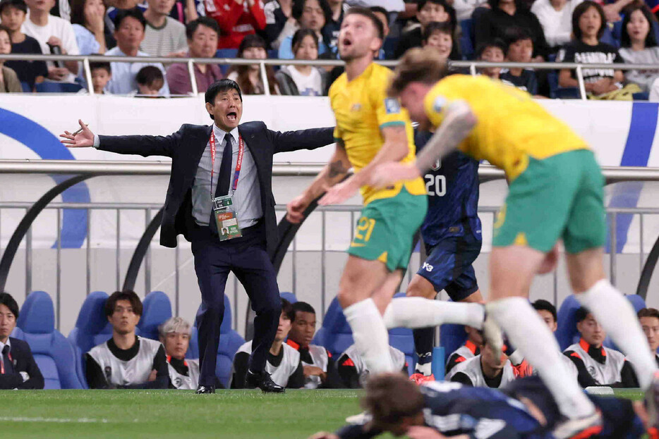 サッカーＷ杯予選。オーストラリア戦の前半、戦況を見詰める森保監督（左奧）＝１５日、埼玉スタジアム