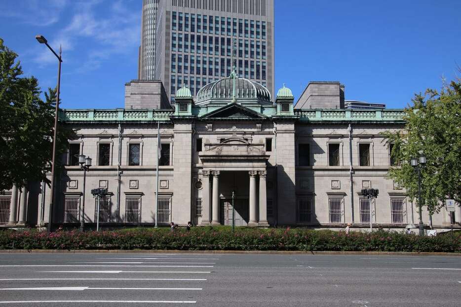 日本銀行大阪支店旧館。ドームを中心に左右対称を強調している