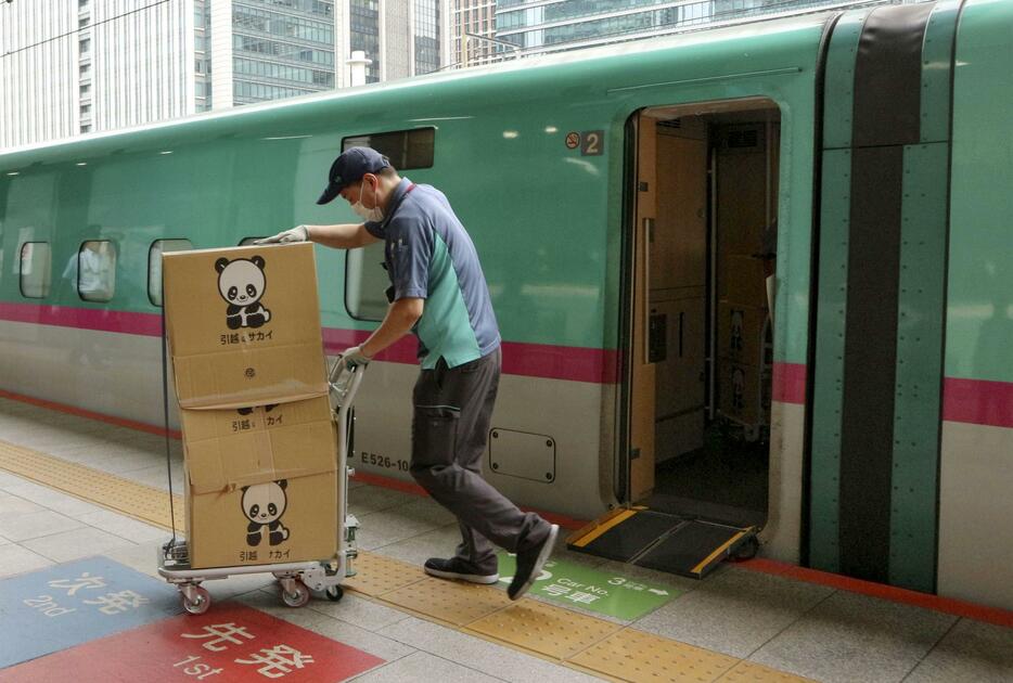 JR東日本が行った新幹線大量輸送の実証実験で運ばれる荷物＝7月、JR東京駅