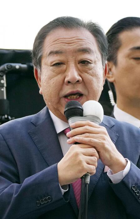 衆院選が公示され、第一声を上げる立憲民主党の野田佳彦代表＝15日午前9時28分、東京都八王子市