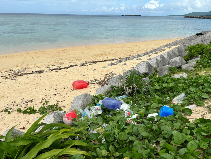 海岸にたまっているペットボトルなどのごみ。国際社会はプラスチック汚染根絶に向けた条約の年内合意を目指している＝沖縄県竹富町の西表島で2024年5月、高橋由衣撮影