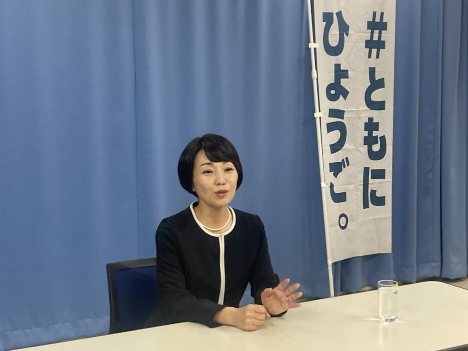 取材に応じる前尼崎市長・稲村和美氏〈2024年10月8日 神戸市内〉