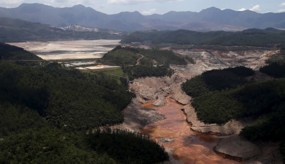 　１０月１８日、ブラジルで２０１５年に起きた鉱山ダム決壊事故を巡り、鉱業大手バーレ、ＢＨＰと鉱山運営会社サマルコがブラジル当局と３００億ドル弱の賠償金を支払って和解案の合意に向けて協議が進んでいる。写真は２０１５年１１月、ブラジル・マリアナのダム付近で撮影（２０２４年　ロイター/Ricardo Moraes）