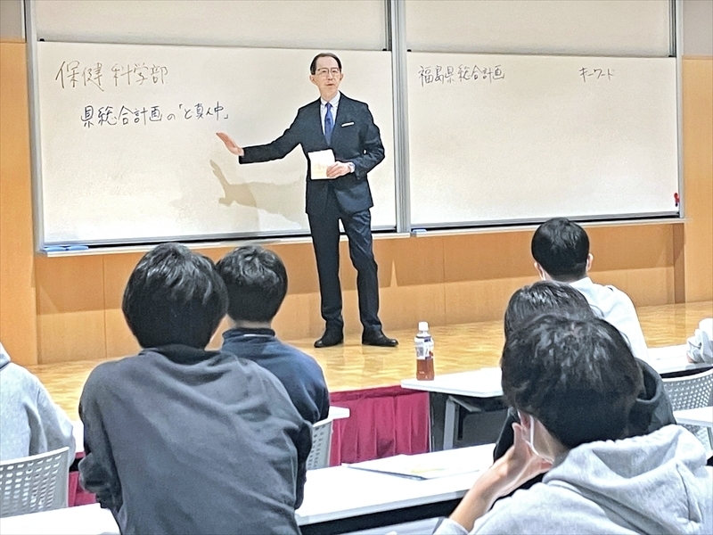 学部と県総合計画との共通点を説明する内堀知事