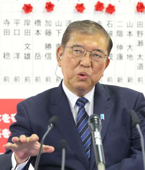 取材に応じる自民党総裁の石破茂首相=27日午後、東京・永田町の党本部(岩崎叶汰撮影)