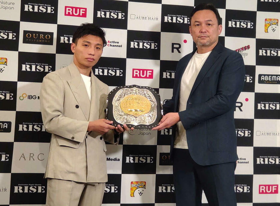 RISE伊藤隆代表にベルトを返上した大崎一貴（左）