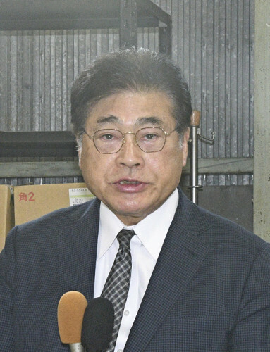 衆院選に立候補しないことを表明する菅家氏（１２日、会津若松市で）