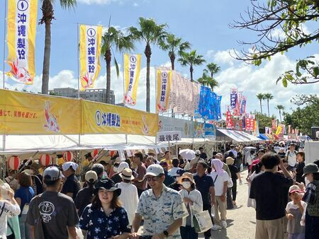 県産品展示即売会ブースには飲食を中心に店舗が軒を連ね、多くの来場者でにぎわっている＝27日、沖縄県那覇市の奥武山公園