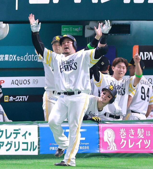 【プロ野球CS2ソフトバンク対日本ハム】8回に本塁打を放ち、ベンチ前で「どすこいポーズ」を決めるソフトバンク・山川穂高＝みずほペイペイドーム（撮影・長尾みなみ）