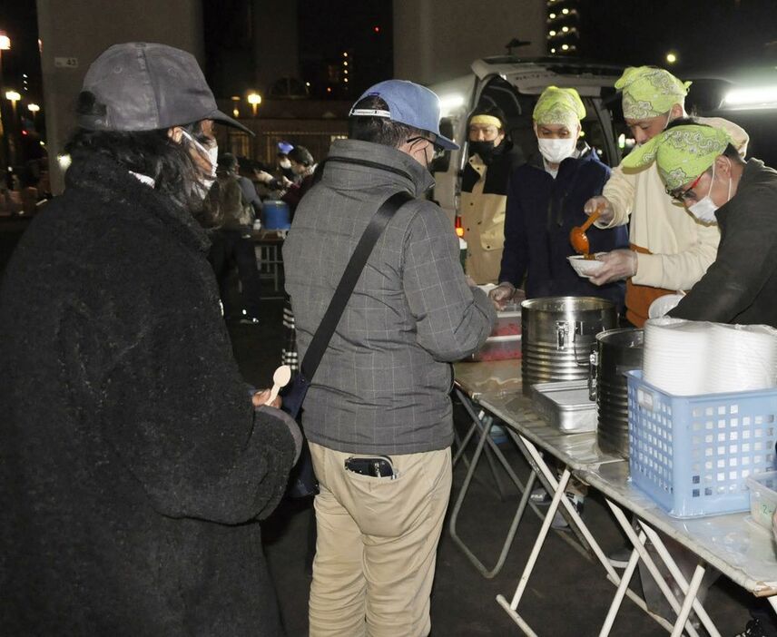 NPO法人「ささしま共生会」の炊き出しに並ぶ生活困窮者たち＝名古屋市内の公園で（共同）