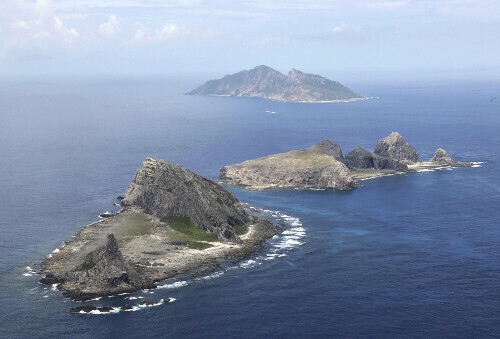 尖閣諸島の（手前から）南小島、北小島、魚釣島（沖縄県石垣市で、読売機から）２０１３年９月６日撮影　