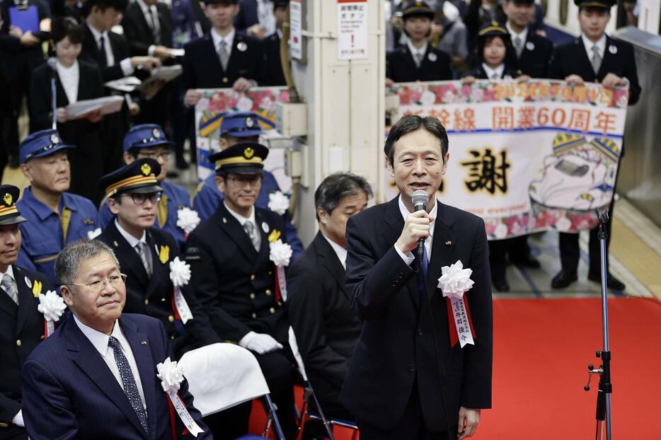 JR東京駅で開かれた東海道新幹線開業60周年の出発式であいさつするJR東海の丹羽俊介社長＝1日午前5時43分