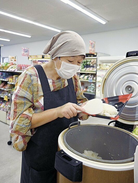 ご飯の大盛りをサービスしている店は、新米の値上がりに苦慮している（松本市の魚万汲田）