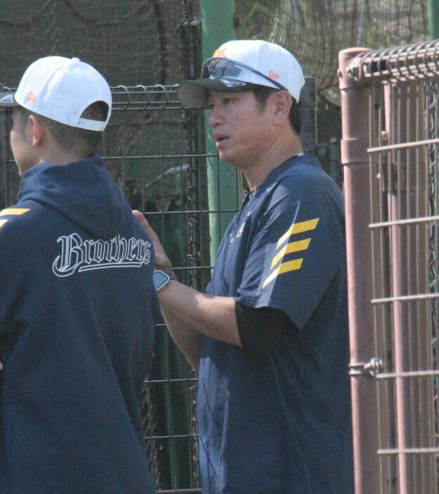 ジャイアンツ球場で練習を視察する台湾プロ野球・中信兄弟の林恩宇２軍投手コーチ（撮影・小島　和之）