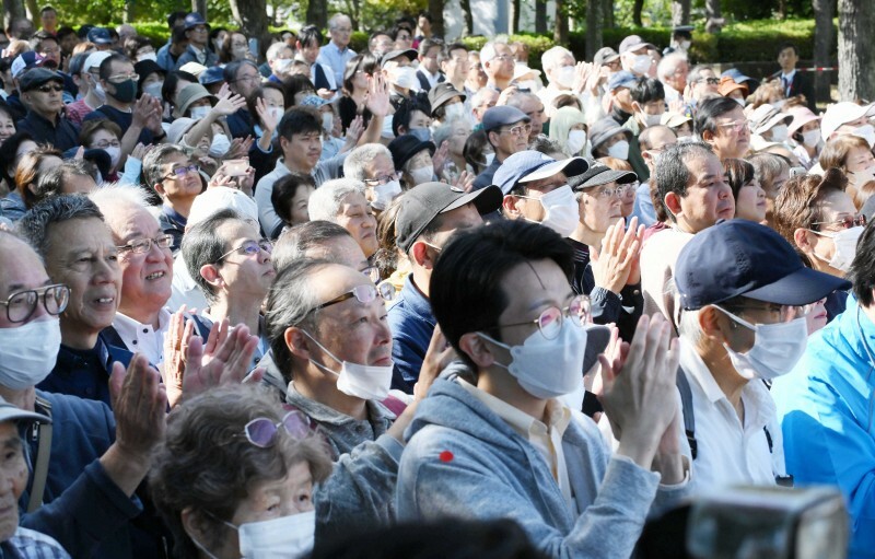 衆院選候補者の街頭演説に耳を傾ける有権者ら＝大阪市住之江区で2024年10月20日午後1時44分、北村隆夫撮影