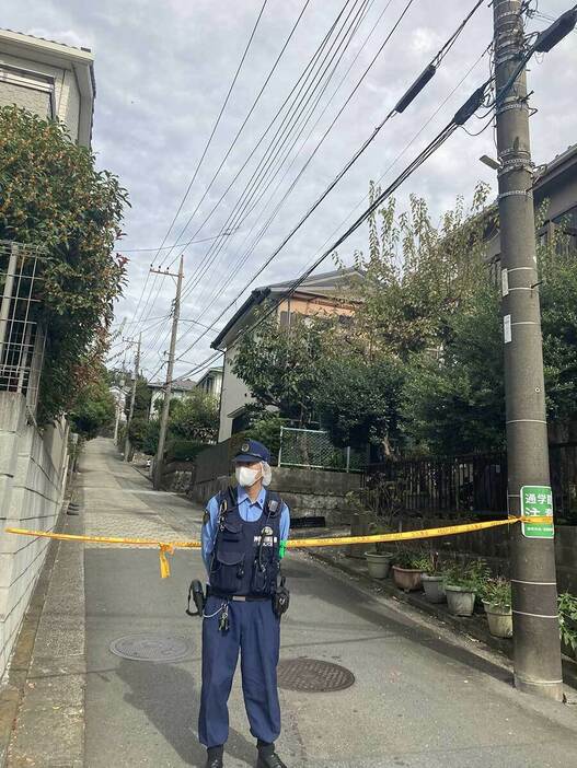 規制線がはられた住宅街＝横浜市青葉区鉄町