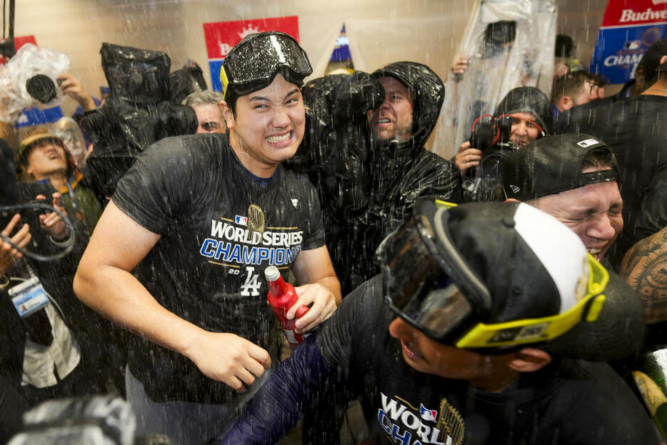 シャンパンファイトする大谷翔平（AP）