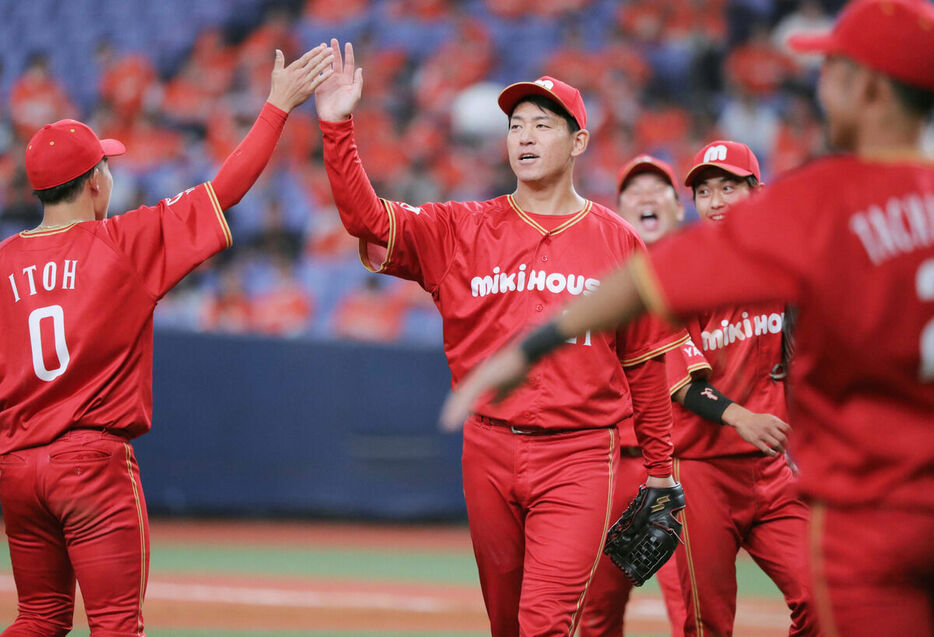 ナインとハイタッチを交わす桜井俊貴 （カメラ・川口　浩）