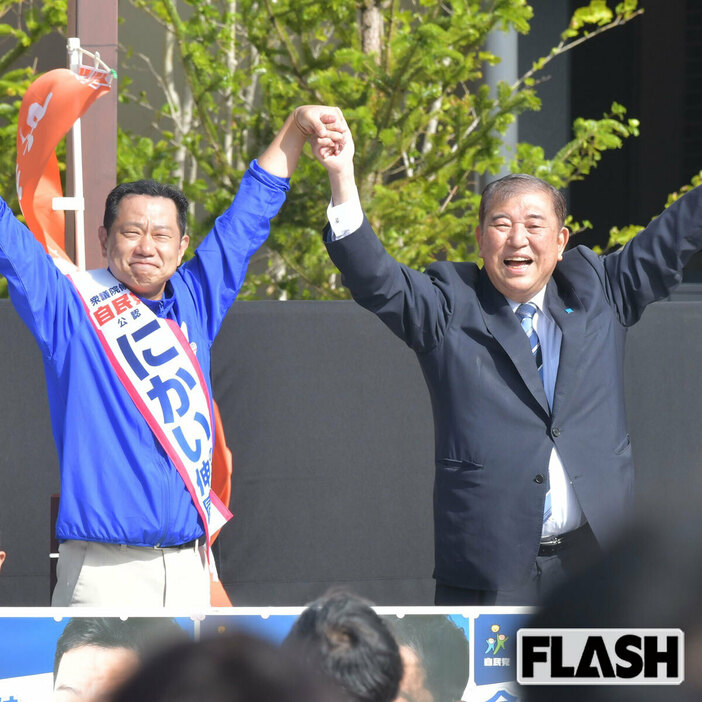 演説中の石破氏（右）と二階伸康氏（写真・馬詰雅浩）