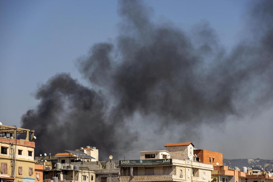 レバノンの首都ベイルート南部で、イスラエルによる空爆で立ち上る煙＝8日（ゲッティ＝共同）