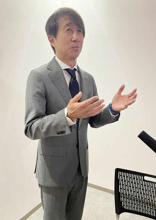 全日本スキー連盟の会長に決まり、取材に応じる原田雅彦氏＝１９日、東京都新宿区