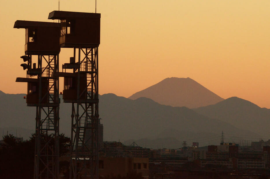 東京競馬場と富士山