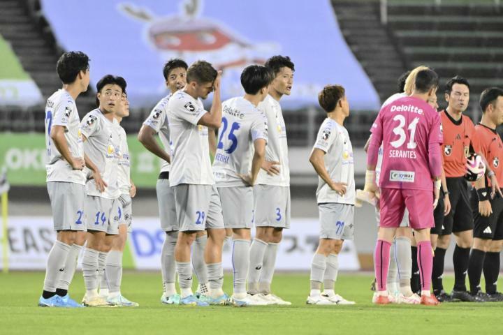 【岐阜―FC今治】4―1で敗退し、肩を落とす今治イレブン＝長良川