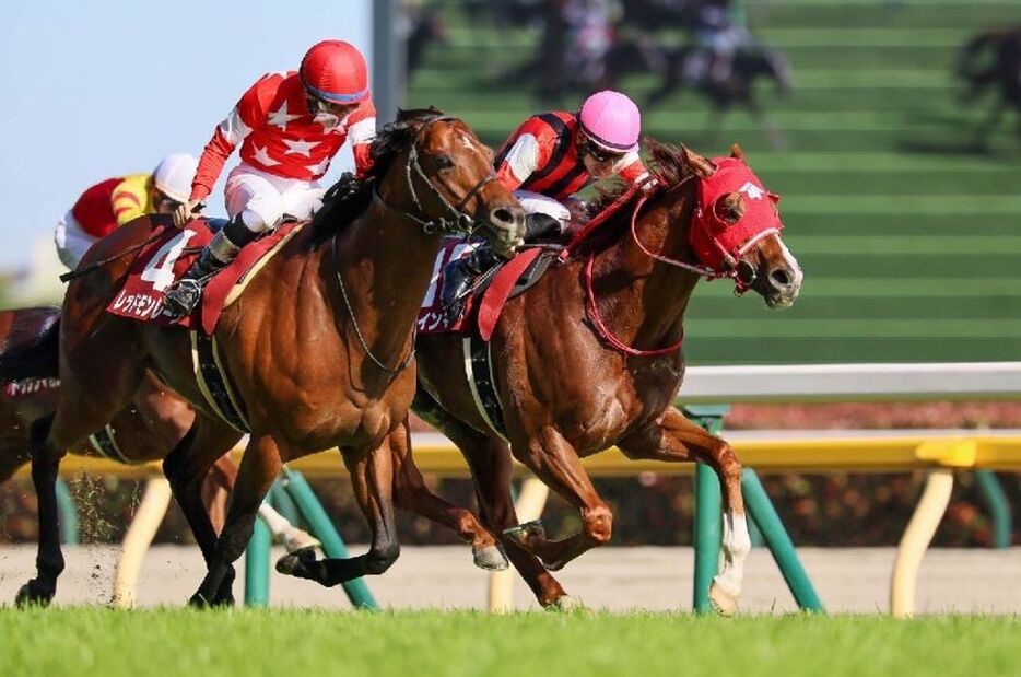 今度こそ末脚炸裂なるか　レッドモンレーヴ（左）