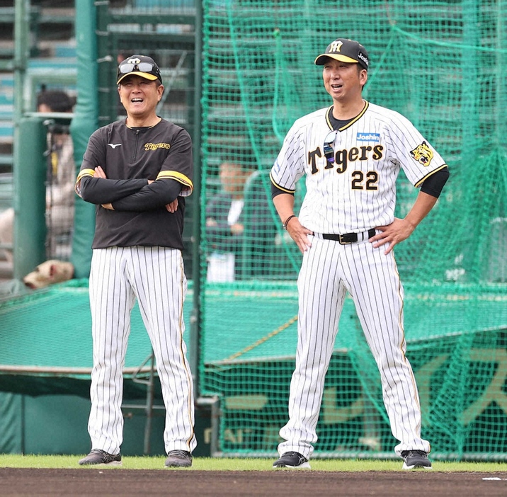 平田2軍監督（左）と話し込む藤川監督（撮影・須田　麻祐子）