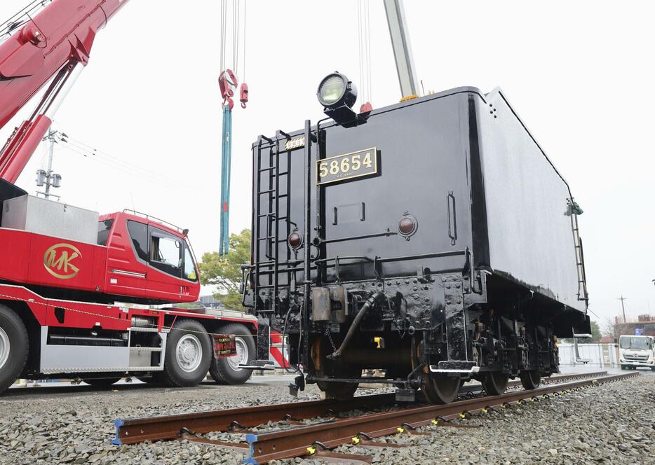 JR人吉駅に到着した蒸気機関車の「炭水車」＝2日午前、熊本県人吉市