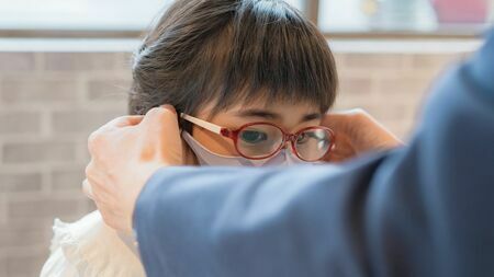 子どもの近視や心身の健康づくりに関し、他国での事例などを語り合う（写真：yuu／PIXTA）