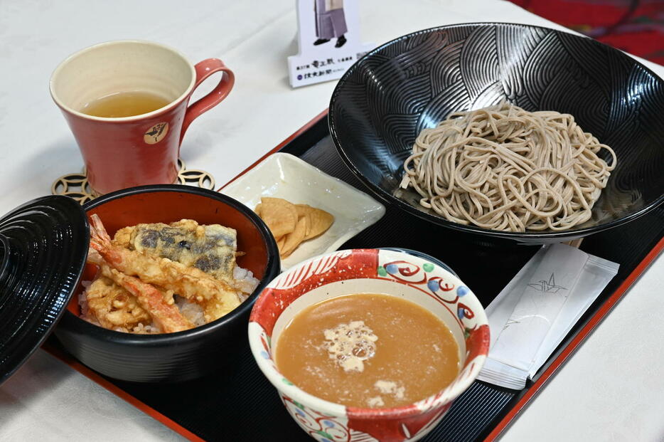 藤井聡太竜王の昼食「辛味しぼりおろし蕎麦と小天丼」（日本将棋連盟提供）