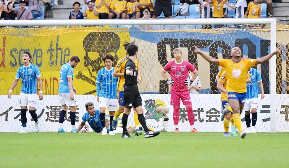 【仙台―横浜ＦＣ】前半、２失点目を喫して肩を落とす横浜ＦＣの選手たち＝ユアスタ