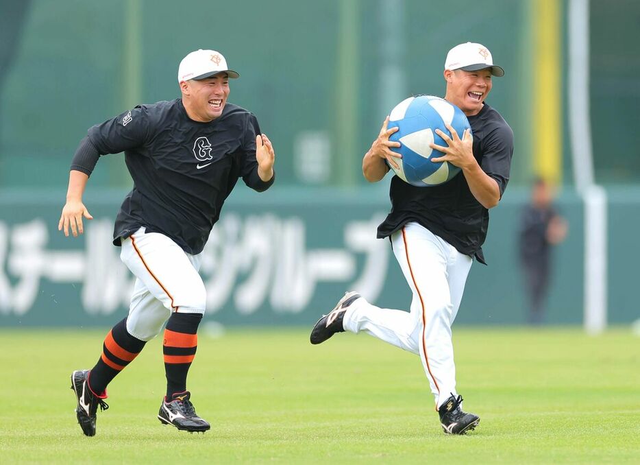 笑顔でダッシュする浅野翔吾（左）と佐々木俊輔（カメラ・宮崎　亮太）