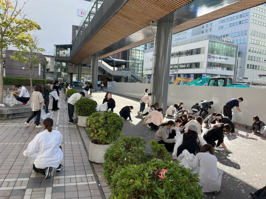 豊田市駅前で行われた「ごみ拾い活動」の様子