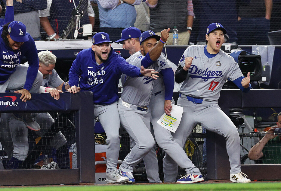 ヤンキースとのワールドシリーズを制し、喜ぶドジャースの大谷（右端）ら＝３０日、ニューヨーク