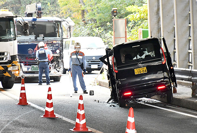 軽乗用車と大型トラックが衝突した事故現場＝31日午後1時半、仙台市青葉区作並