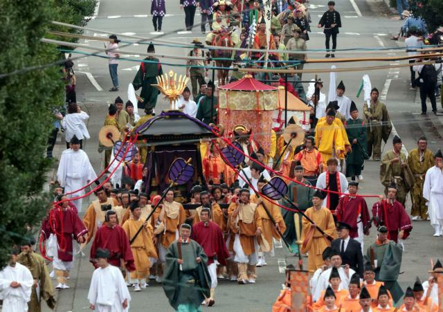 秋の日向路を彩った宮崎神宮大祭の御神幸行列＝２７日午前、宮崎市一の鳥居前交差点