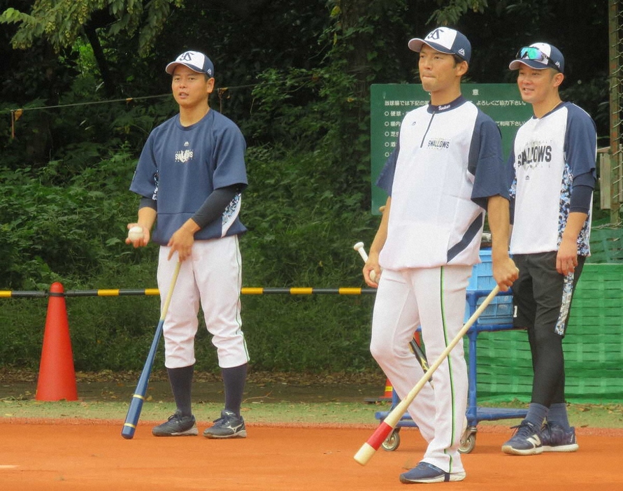 秋季練習でノックを打つ（左から）山崎コーチと西浦コーチ