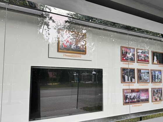 ６日に撮影された北京朝陽区の北朝鮮大使館の写真掲示板。真ん中に金正恩国務委員長が１月に最高人民会議で演説した当時の写真と各種の視察写真を掲示しただけで、中国関連の写真はなかった。　シン・ギョンジン記者