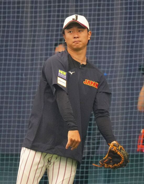 キャッチボールする中日・高橋宏斗＝清武総合運動公園（撮影・松永渉平)