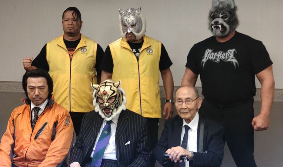 プロレス界引退を表明した新間寿氏（前列右端）