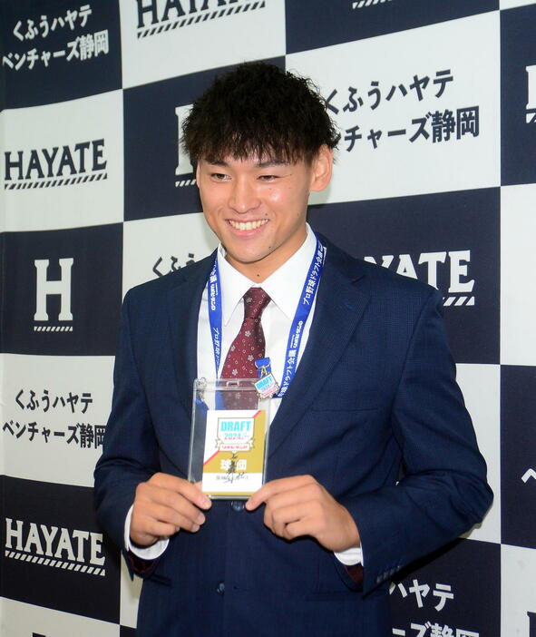 藤川監督のサインが入ったドラフト会議のIDを手に笑顔を見せるくふうハヤテ・早川