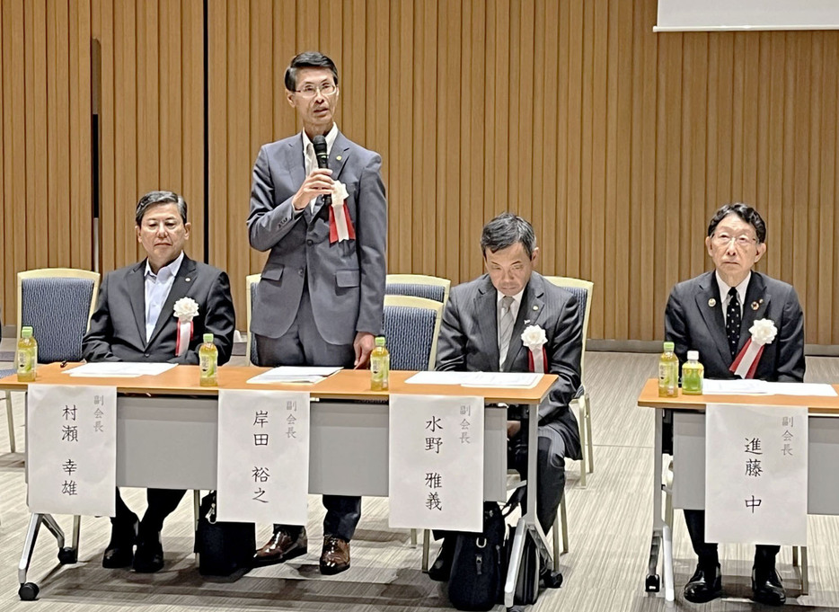 リニア中央新幹線建設促進経済団体連合会の総会であいさつする静岡県商工会議所連合会の岸田裕之会長（左から2人目）＝17日午後、東京都千代田区