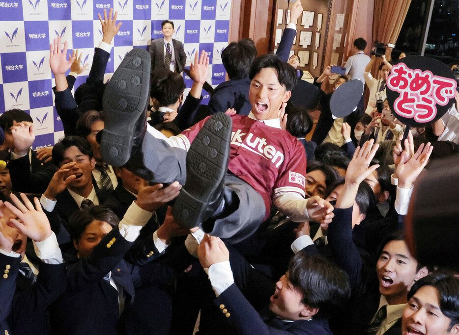 楽天が交渉権を獲得し、胴上げされる明大の宗山塁内野手＝２４日、東京都千代田区