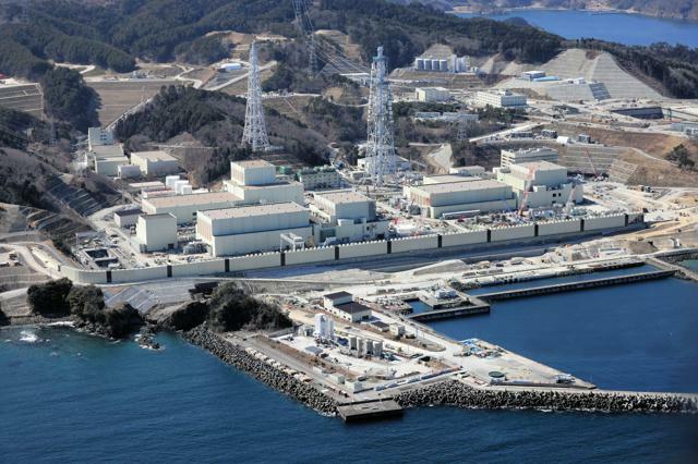 東北電力女川原子力発電所=2023年3月5日、宮城県女川町、朝日新聞社ヘリから、嶋田達也撮影