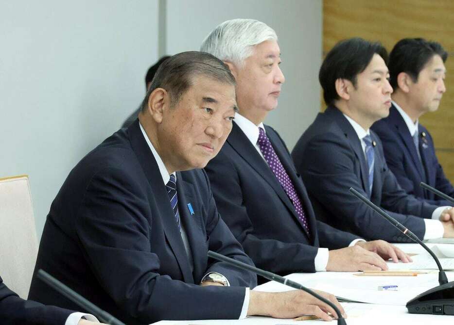 自衛官の処遇改善にむけた関係閣僚会議の初会合に臨む石破茂首相（左）ら＝25日午前、首相官邸（春名中撮影）